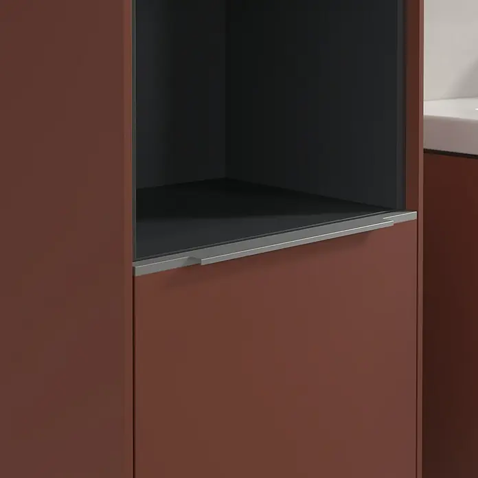 Villeroy & Boch Subway 3.0 Hochschrank - B x T x H: 40 x 36,2 x 171 cm, 1x offenes Fach, 2x Tür, Wine Red, Farbe Griff: Aluminium glänzend, DIN Anschlag: Links - Detailaufnahme eines modernen Badezimmerschranks in Braun mit offenem Fach und silbernem Griff.