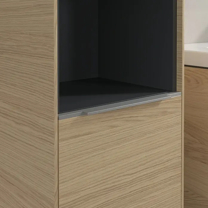 Villeroy & Boch Subway 3.0 Hochschrank - B x T x H: 40 x 36,2 x 171 cm, 1x offenes Fach, 2x Tür, Nordik oak, Farbe Griff: Aluminium glänzend, DIN Anschlag: Links - Nahaufnahme eines modernen Badezimmerschranks in Holzoptik mit offenem, dunklem Fach. Das minimalistische Design betont die natürliche Maserung.