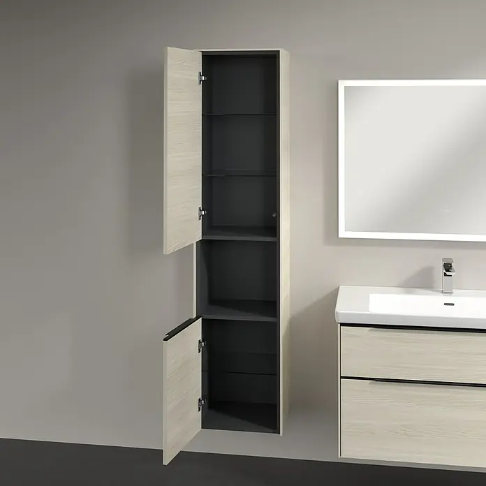 Villeroy & Boch Subway 3.0 Hochschrank - B x T x H: 40 x 36,2 x 171 cm, 1x offenes Fach, 2x Tür, White Oak, Farbe Griff: Volcano black, DIN Anschlag: Links - Abgebildet ist ein Badezimmerschrank mit zwei offenen Türen, der moderne Stauraum mit Ablagen bietet. Das Innere des Schrankes ist dunkelgrau.