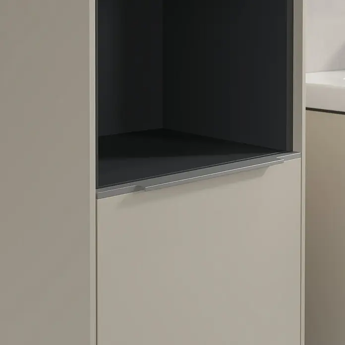 Villeroy & Boch Subway 3.0 Hochschrank - B x T x H: 40 x 36,2 x 171 cm, 1x offenes Fach, 2x Tür, Cashmere Grey, Farbe Griff: Aluminium glänzend, DIN Anschlag: Links - Nahaufnahme eines modernen, beigen Küchenschranks mit einem offenen Fach oben und einer Schublade darunter. Elegantes Küchendesign.