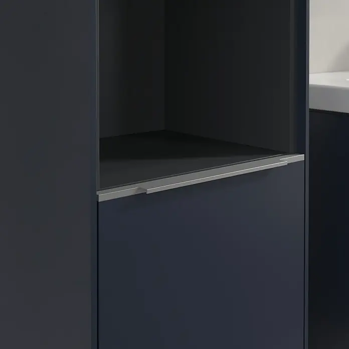 Villeroy & Boch Subway 3.0 Hochschrank - B x T x H: 40 x 36,2 x 171 cm, 1x offenes Fach, 2x Tür, Marine Blue, Farbe Griff: Aluminium glänzend, DIN Anschlag: Links - Nahaufnahme eines modernen, dunkelblauen Badezimmerschranks mit offenem Regal und Schublade mit silbernem Griff, der Eleganz und Funktionalität vereint.