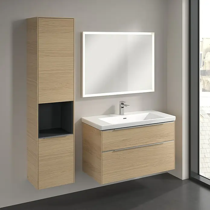 Villeroy & Boch Subway 3.0 Hochschrank - B x T x H: 40 x 36,2 x 171 cm, 1x offenes Fach, 2x Tür, Nordik oak, Farbe Griff: Aluminium glänzend, DIN Anschlag: Links - Badezimmer mit Waschtischunterschrank mit Schubladen, Waschbecken, Spiegelschrank und Hängeschrank in Holzoptik.