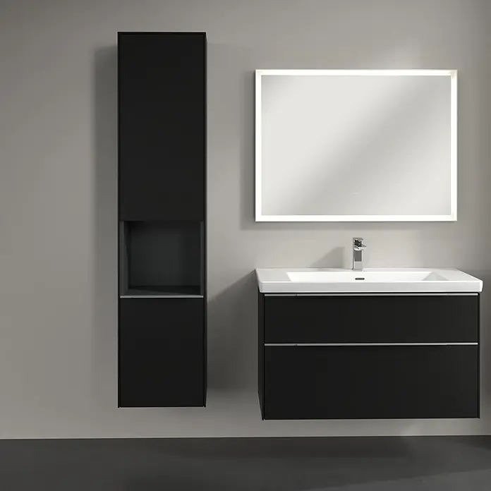 Villeroy & Boch Subway 3.0 Hochschrank - B x T x H: 40 x 36,2 x 171 cm, 1x offenes Fach, 2x Tür, Volcano Black, Farbe Griff: Aluminium glänzend, DIN Anschlag: Links - Badezimmerensemble mit einem schwarzen Waschtischunterschrank, einem Hochschrank und einem beleuchteten Spiegel.