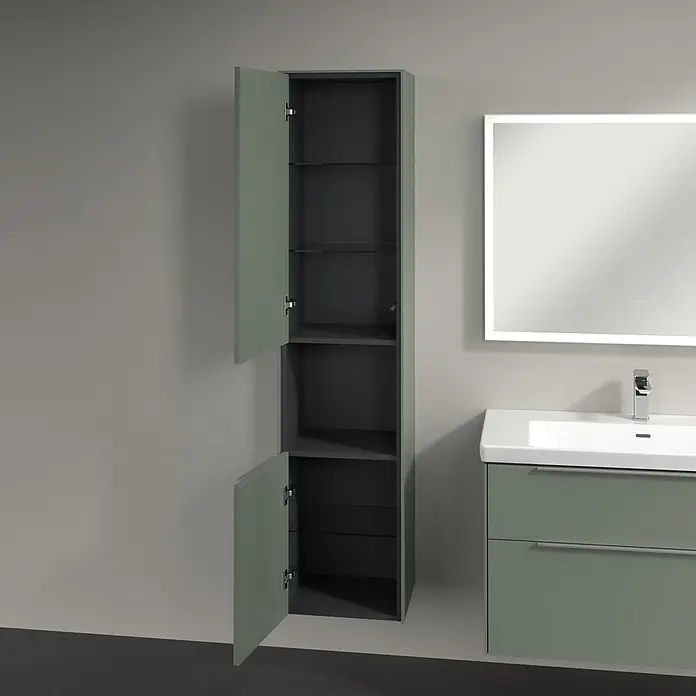 Villeroy & Boch Subway 3.0 Hochschrank - B x T x H: 40 x 36,2 x 171 cm, 1x offenes Fach, 2x Tür, Soft Green, Farbe Griff: Aluminium glänzend, DIN Anschlag: Links - Ein Badezimmer-Hochschrank in Salbeigrün mit offenen Türen, der Einblick in die Glasböden und den grauen Innenraum gewährt.