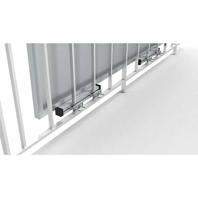 Schwaiger Montage-Set - 9 Stk., Passend für: Solarmodule - Nahaufnahme einer modernen, silberfarbenen Abtrennung mit minimalistischen Befestigungen an einem weißen Geländer. Ideal für stilvolle Raumlösungen.