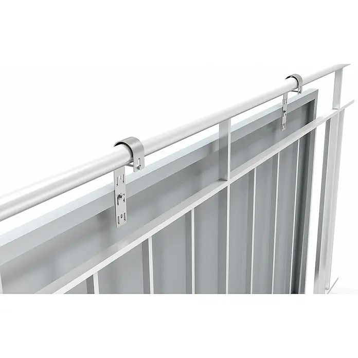 Schwaiger Montage-Set - 9 Stk., Passend für: Solarmodule - Nahaufnahme eines silbernen Balkongitters mit Halterungen, die an einem Rohr befestigt sind. Detailaufnahme der Befestigungsdetails.