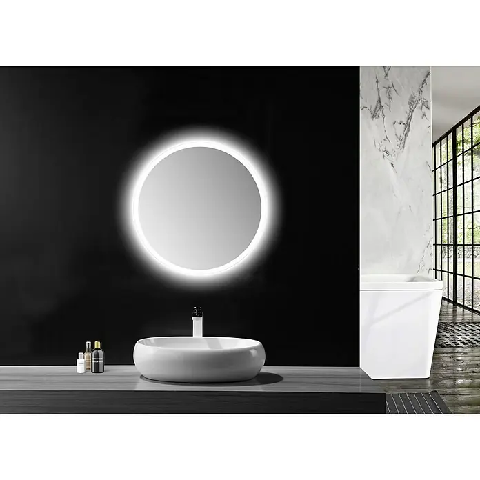 DSK Lichtspiegel Silver Space - Durchmesser: 60 cm, Leuchtmittel - Badezimmer-Szene mit einem runden LED-Spiegel über einem modernen Waschbecken und einer freistehenden Badewanne.
