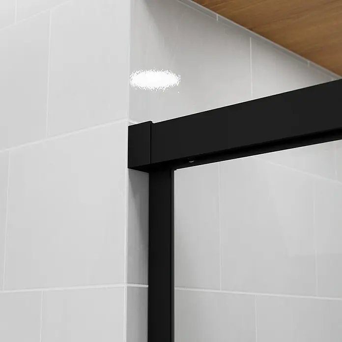 GME Mampara de ducha frontal Trio - 121 mm x 195 cm, Espesor de vidrio: 6 mm, Negro - Un marco de ducha negro está montado frente a azulejos blancos, creando un aspecto moderno y elegante en el baño.