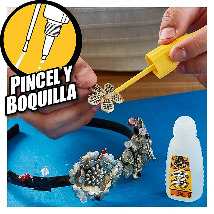 Gorilla Adhesivo instantáneo con pincel y boquilla - 12 g - Primer plano de pegamento instantáneo Gorilla con brocha y boquilla, pegando una flor dorada a una diadema.