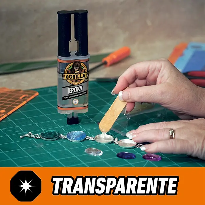 Gorilla Adhesivo bicomponente epoxi - 25 g - Primer plano de una persona que usa pegamento Gorilla Epoxy para adherir gemas de colores a un brazalete.