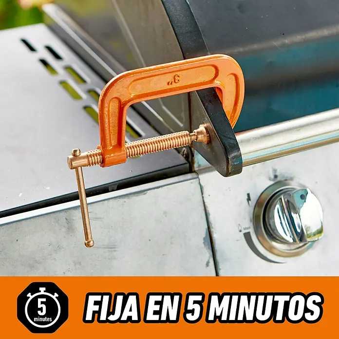 Gorilla Adhesivo bicomponente epoxi - 25 g - Primer plano de una abrazadera naranja sujeta a una parrilla, utilizada para fijar algo en su lugar.