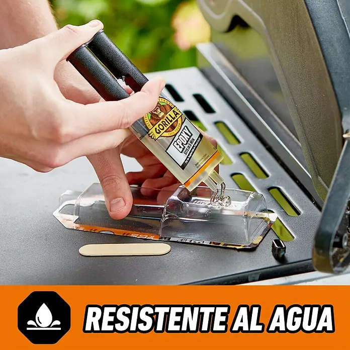 Gorilla Adhesivo bicomponente epoxi - 25 g - Primer plano del adhesivo Gorilla Epoxy que se dispensa en una bandeja de mezcla, con el lema "Resistente al agua" en la imagen.