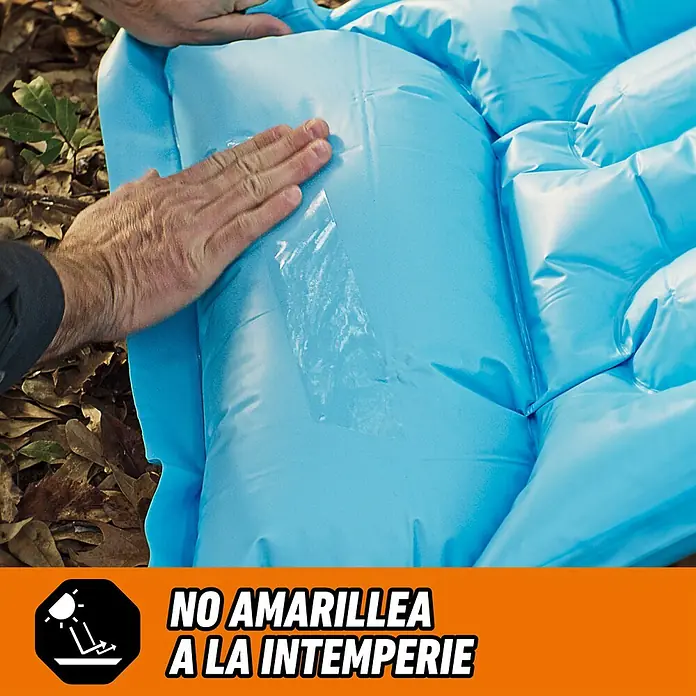 Gorilla Cinta de reparación Americana - Transparente, 8,2 m x 48 mm - Primer plano de un colchón de aire azul claro reparado al aire libre, destacando su idoneidad para exteriores.