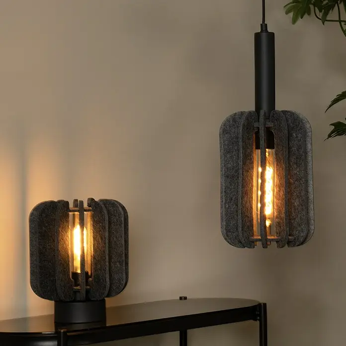 Lucide Rafal Pendelleuchte - 40 W, L x B x H: 27 x 10 x 183 cm, Grau, E27, Anzahl Leuchtmittel: 1 Stk. - Moderne Beleuchtung: Eine Tischlampe und eine Hängelampe mit grauem Lampenschirm und warmem Licht, die eine gemütliche Atmosphäre schaffen.