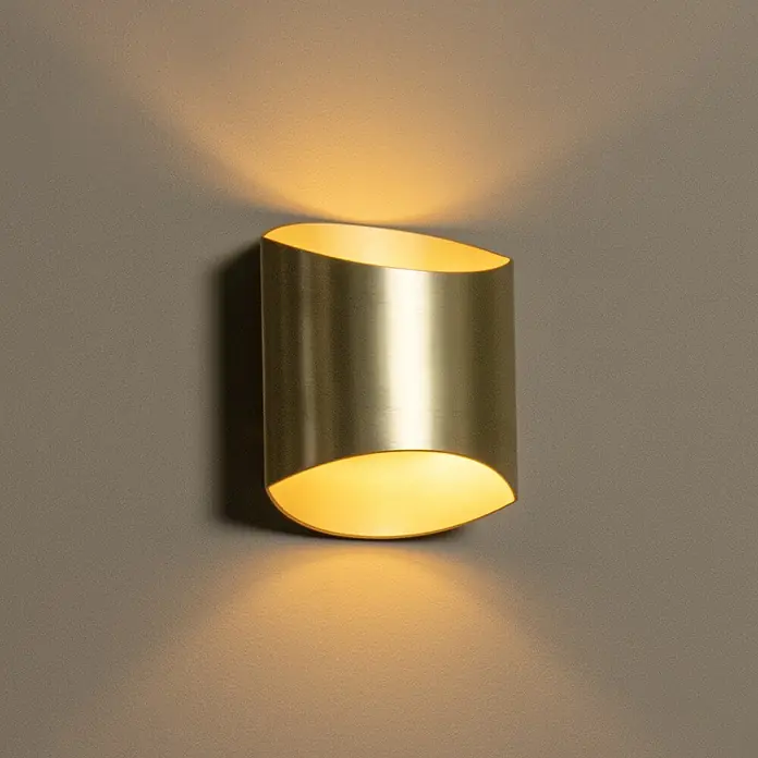 Lucide Wandleuchte Diletta - 40 W, L x B x H: 22,5 x 16 x 8,5 cm, Gold, G9 - Nahaufnahme einer goldenen Wandleuchte, die ein warmes Licht ausstrahlt und die moderne Eleganz des Innenraumdesigns betont.