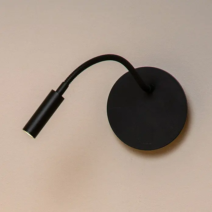Lucide Akku-Wandleuchte Jolijn - 13 x 13 x 12 cm, Schwarz, Neutralweiß, 2 W, IP20 - Wandleuchte mit flexiblem Arm und rundem Sockel. Das Licht ist eingeschaltet und strahlt hell.