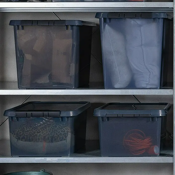 Sunware Aufbewahrungsbox Comfort Line - L x B x H: 40 x 30 x 26 cm, Transparent grau, Kunststoff - Vier graue Aufbewahrungsboxen aus Kunststoff stehen auf Metallregalen, ideal zur Lagerung verschiedener Gegenstände im Haushalt oder im Büro.