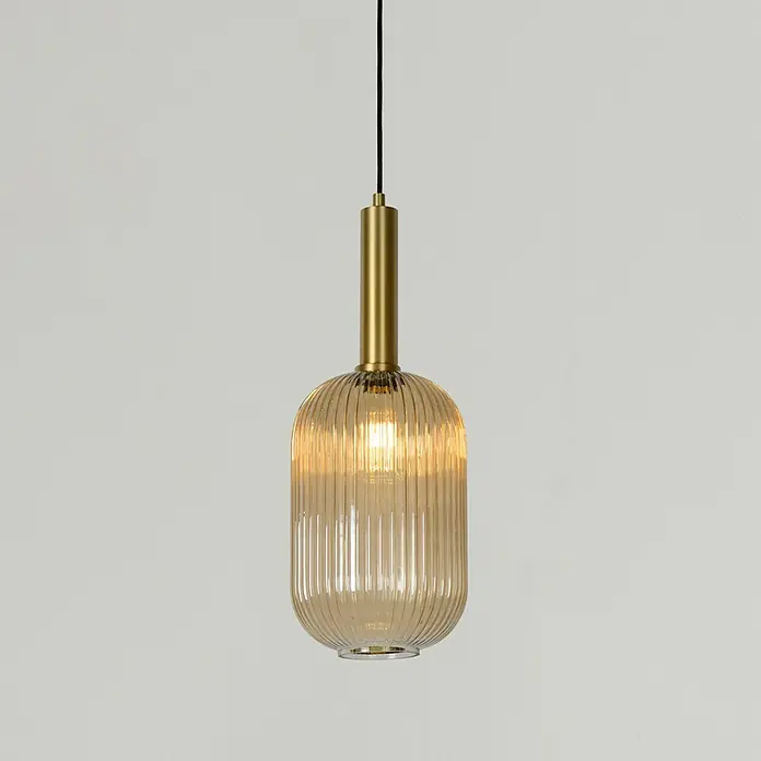 Lucide Maloto Pendelleuchte - 40 W, L x B x H: 150 x 20 x 150 cm, Bernstein/ Gold, E27 - Nahaufnahme einer stilvollen Pendelleuchte mit geripptem Glasschirm und goldener Aufhängung vor neutralem Hintergrund.