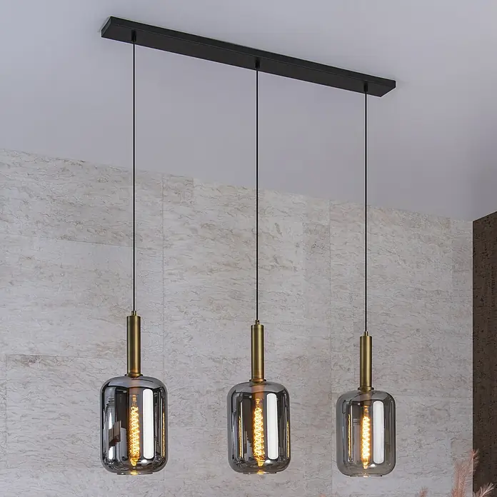 Lucide Pendelleuchte Joanet - 40 W, L x B x H: 110 x 22 x 150 cm, Rauchfarben, E27, Anzahl Leuchtmittel: 3 Stk. - Eine moderne Hängelampe mit drei rauchfarbenen Glasschirmen und goldenen Akzenten, die ein elegantes Ambiente schafft.