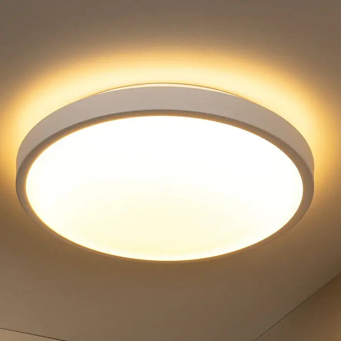 Lucide LED-Deckenleuchte rund Dasher - 24 W, Ø x H: 43 x 11 cm, Weiß, Warmweiß - Nahaufnahme einer weißen, runden LED-Deckenleuchte, die ein warmes, diffuses Licht in einem Innenraum ausstrahlt.