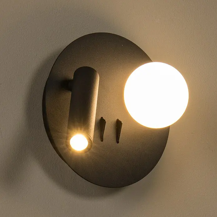Lucide LED-Wandleuchte rund Matiz - 3,5 W, Ø x H: 16,5 x 19 cm, Schwarz, Neutralweiß - Diese Wandleuchte in Schwarz verfügt über eine kugelförmige Lampe und einen Strahler, der eine elegante und funktionale Beleuchtungslösung bietet.