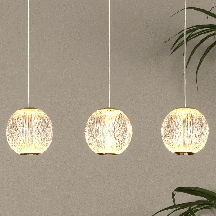 Lucide Cintra LED-Pendelleuchte rund - 4,7 W, L x B x H: 4 x 48 x 150 cm, Kristall, Anzahl Leuchtmittel: 3 Stk. - Nahaufnahme von drei hängenden Kristallkugellampen, die ein warmes Licht ausstrahlen und für einen eleganten Akzent im Raum sorgen.