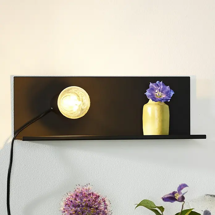Lucide Wandleuchte Sebo - 40 W, L x B x H: 13 x 36 x 13 cm, Schwarz, E27 - Wandleuchte mit Ablagefläche in Schwarz, dekoriert mit einer Vase und einer violetten Blume, sorgt für stilvolle Beleuchtung und Ablagemöglichkeit.