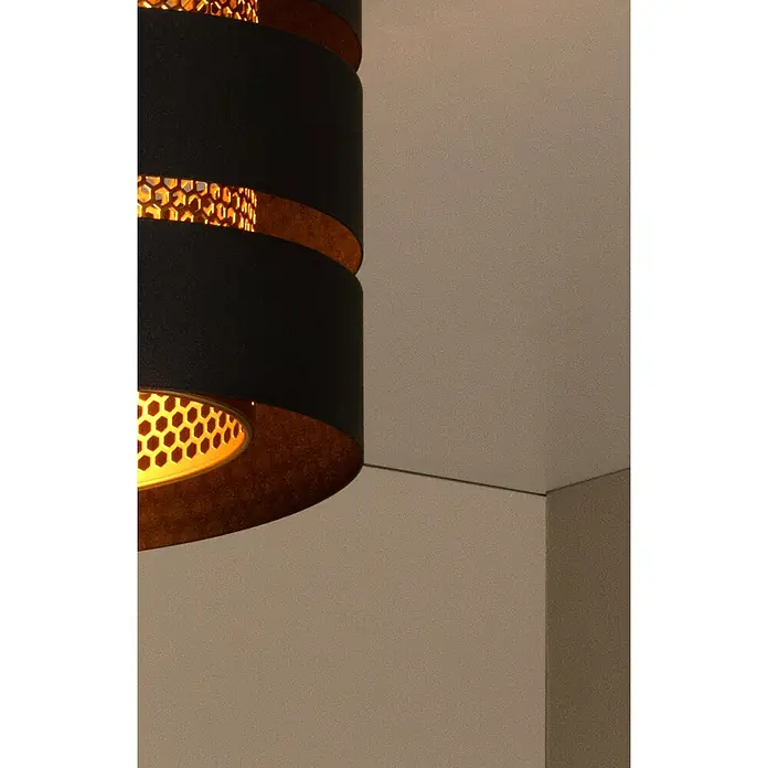 Lucide Rosas Deckenleuchte rund - 40 W, Ø x H: 26 x 22 cm, Schwarz/ Gold, Schwarz, E27 - Nahaufnahme einer modernen schwarzen Hängeleuchte mit goldfarbenen Akzenten und wabenförmigen Details vor einer schlichten Wand.