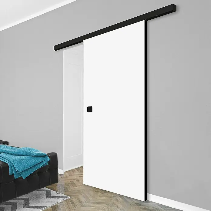 Diamond Doors Black Edition Holzschiebetür Edge Wood - 935 x 2.058 mm, Weiß matt, Schwarz, Material Mittellage: Wabe - Ein modernes weißes Schiebetürsystem mit schwarzer Schiene und minimalistischem Design, das jedem Raum eine elegante Note verleiht.