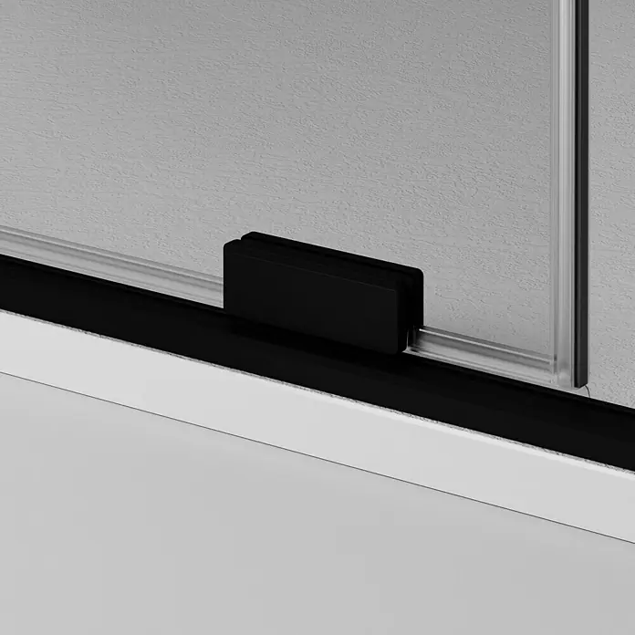 GME Mampara de ducha esquinera Kenna - L x An x Al: 85 x 70 x 195 cm, Negro - Primer plano de una cabina de ducha con elemento deslizante negro y marco, destacando la arquitectura moderna del baño.