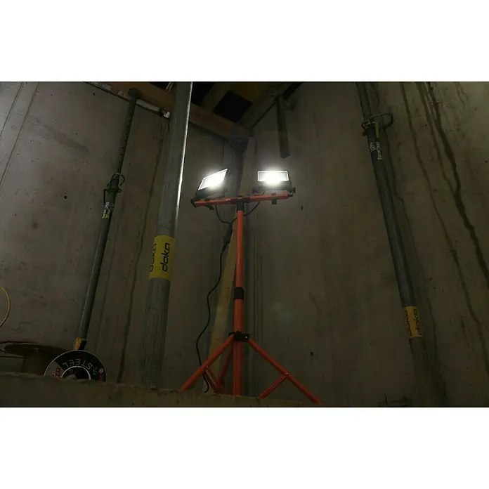 Ledvance LED-Arbeitsleuchte - 5.400 lm, Lichtfarbe: Kaltweiß, Anzahl Leuchtmittel: 2 Stk. - Helle, akkubetriebene LED-Baustellenleuchte auf einem Stativ, ideal für den Einsatz auf Baustellen und zur Ausleuchtung dunkler Arbeitsbereiche.