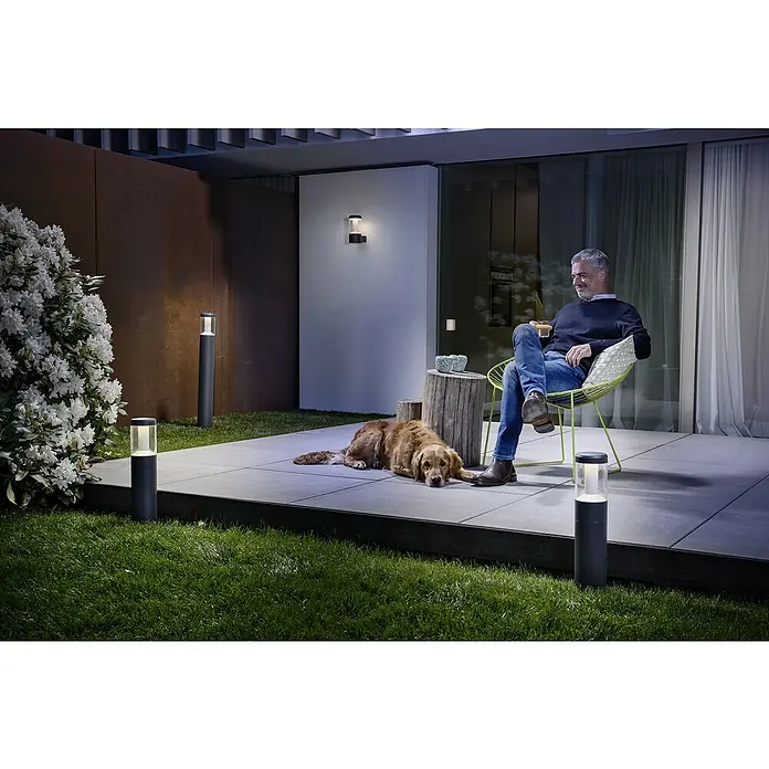 Osram Außensockelleuchte Lantern - Höhe: 90 cm, Warmweiß - Moderne Außenleuchten beleuchten Terrasse mit Mann, Hund und Getränk. Das Licht sorgt für ein angenehmes Ambiente im Garten.