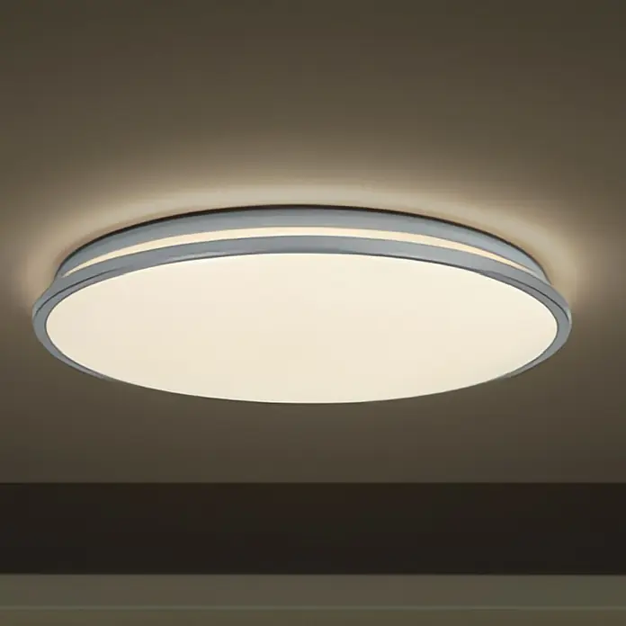 Osram Orbis LED-Deckenleuchte rund Slim Moia - 20 W, Ø x H: 28 x 4 cm, Schwarz, Warmweiß - Diese Nahaufnahme zeigt eine moderne, runde Deckenleuchte mit einem grauen Rahmen und einem hellen, diffusen Licht.