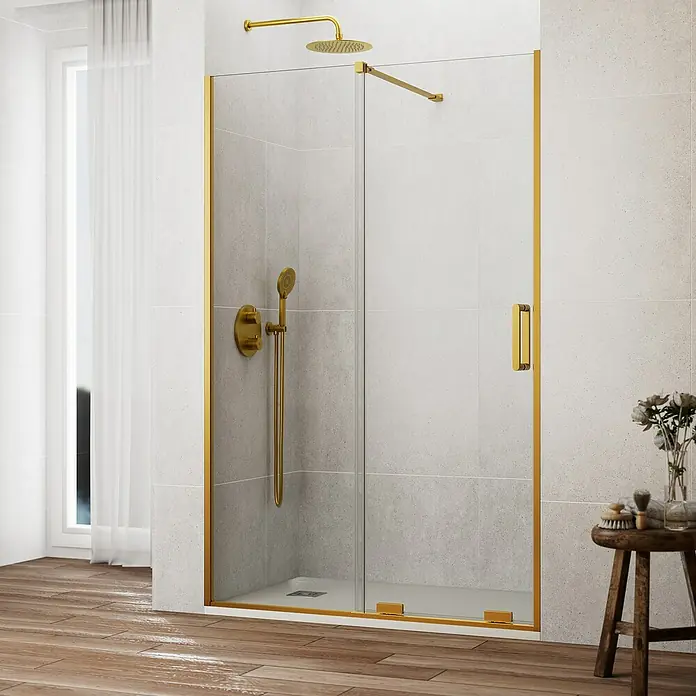 GME Mampara de ducha frontal Kenna - 115 x 195 cm, Espesor de vidrio: 8 mm, Dorado - Primer plano de una cabina de ducha con marco dorado y accesorios, creando un ambiente de baño lujoso.