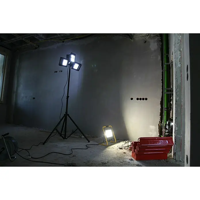 Profi Depot LED-Strahler - 8.000 lm, 6.000 K - 7.000 K, L x B x H: 1,14 x 1,32 x 2,25 m, IP54 - Baustelle mit Stativ-Baustrahler und Werkzeugkiste, die effektive Beleuchtung und professionelles Equipment für Handwerker zeigt.