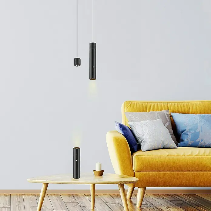 Just Light LED-Akku-Pendelleuchte Attach - 3 W, Schwarz, Warmweiß - Moderne Wohnzimmerbeleuchtung mit zwei Pendelleuchten und einer Tischleuchte in zylindrischem Design, die warmes Licht ausstrahlen.