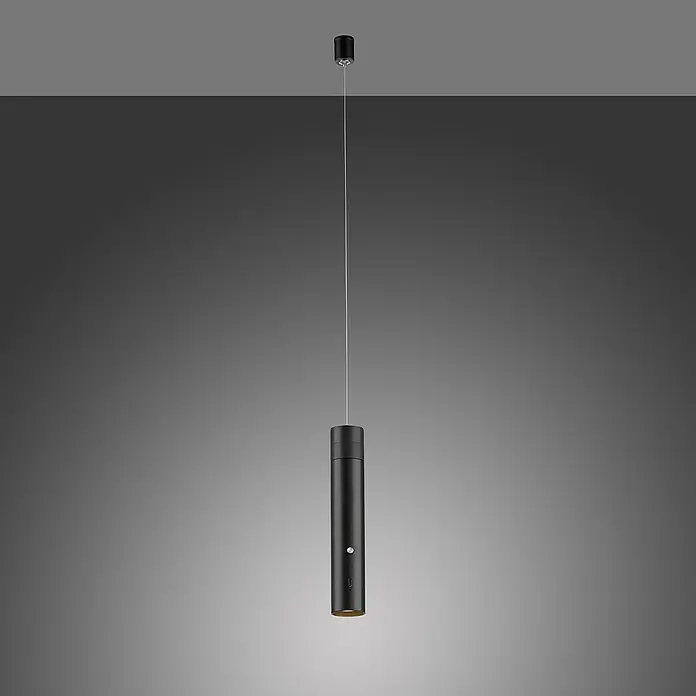 Just Light Akku-Pendelleuchte Attach - Schwarz - Eine moderne, schwarze Hängeleuchte mit zylindrischem Design hängt an einem dünnen Kabel und strahlt Eleganz und minimalistischen Stil aus.