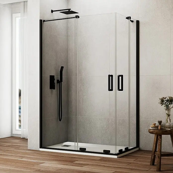 GME Mampara de ducha esquinera Kenna - L x An x Al: 85 x 70 x 195 cm, Negro - Elegante cabina de ducha con marco negro y paredes de vidrio transparente, complementando un diseño de baño moderno.