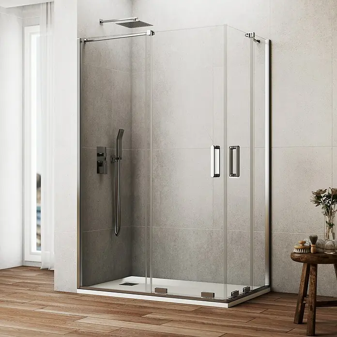 GME Mampara de ducha esquinera Kenna - L x An x Al: 85 x 70 x 195 cm, Cromo - Imagen de una moderna cabina de ducha con paneles de vidrio transparente y herrajes cromados, que muestra un diseño elegante de baño.