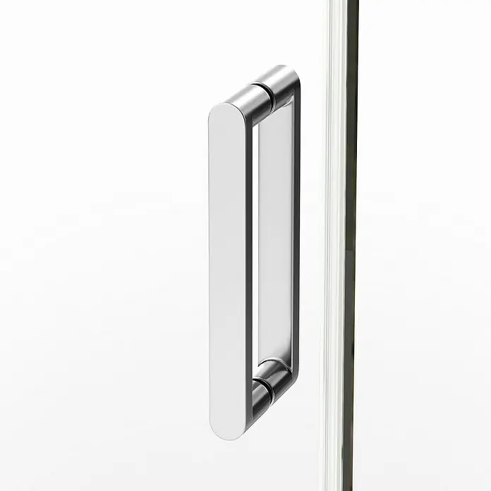 GME Mampara de ducha frontal Kenna - 161 x 195 cm, Espesor de vidrio: 8 mm, Cromo - Primer plano de una manija de puerta rectangular moderna de cromo cepillado sujeta a una puerta de vidrio transparente.