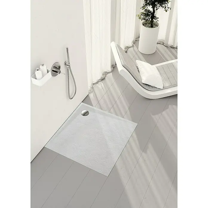 Duschboard Velto - L x B: 90 x 90 cm, White Stone, Materialspezifizierung: Mattierte Oberfläche mit Steinstruktur - Duschbereich mit flacher Duschwanne, Armaturen und Ablage für Pflegeprodukte an der Wand. Moderner Look durch weiße Möbel und helle Farben.