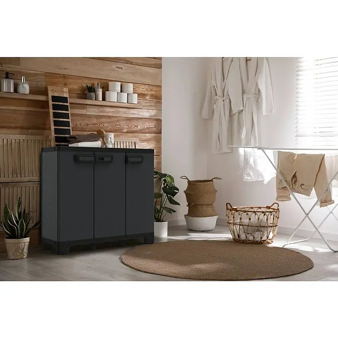 Terry Armario multiusos de plástico  Ardesia - Gris oscuro/Negro, 2 piezas - Esta foto muestra un armario de plástico gris oscuro con tres puertas en un elegante baño. ¡Perfecto para soluciones de almacenamiento!