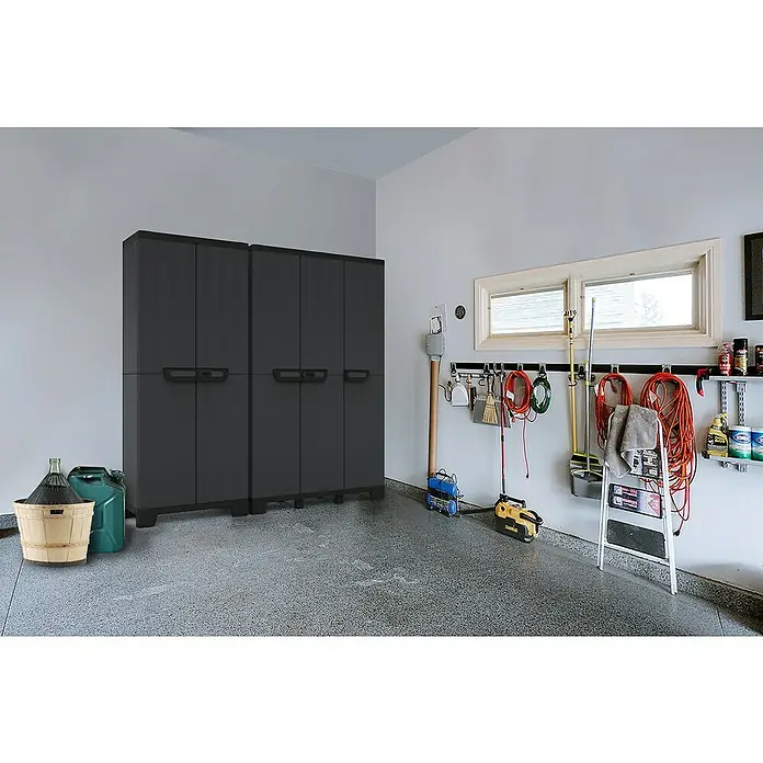 Terry Armario multiusos de plástico  Ardesia - Gris oscuro/Negro, 2 piezas - Un garaje con armarios de almacenamiento de plástico gris, perfectos para añadir organización y almacenamiento en el taller.