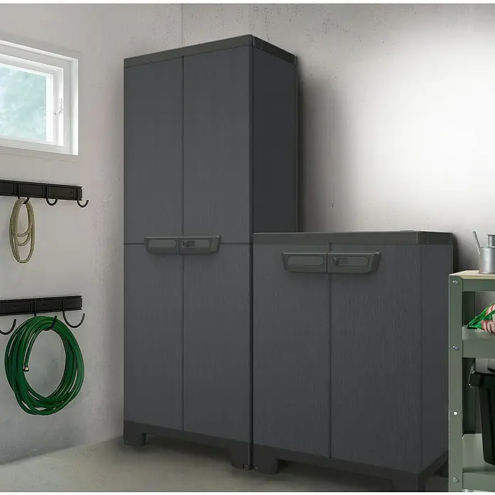 Terry Kunststoff-Mehrzweckschrank CAB 680 ARDESIA - H x B x T: 93,5 x 39 x 68 cm, Schwarz - Das Bild zeigt zwei graue Kunststoffschränke, die nebeneinander in einer Garage oder einem Abstellraum stehen. Sie bieten praktischen Stauraum.