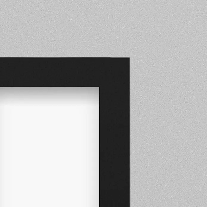 Splendoor Haustür Thermodoor PLUS SP50 Black Design - 110 x 210 cm, DIN Anschlag: Links, Verkehrsgrau/Tiefschwarz - Ausschnitt eines gerahmten Bildes mit einer breiten, mattschwarzen Einfassung, die einen hellen Bildbereich umgibt, auf einem strukturierten, grauen Hintergrund.