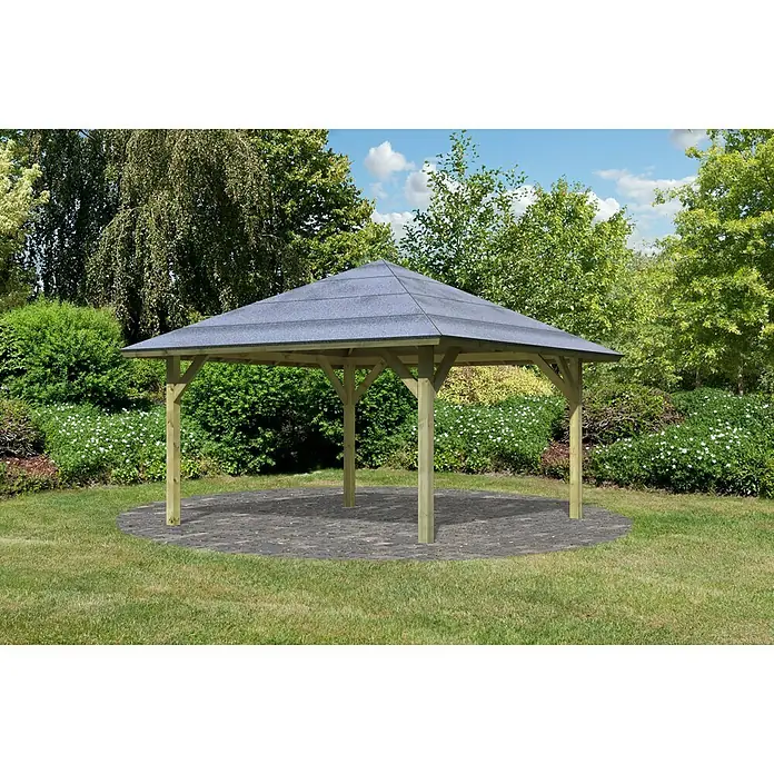 Karibu Gartenpavillon Kirn - Außenmaß inkl. Dachüberstand (B x T): 431 x 431 cm, Holz, Natur - Ein Pavillon mit einem grauen Dach steht auf einer runden, gepflasterten Fläche im Garten. Umgeben von viel Grün.