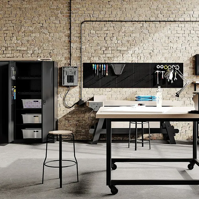 Jan Nowak Werkzeugschrank Bruno - H x B x T: 185 x 92 x 50 cm, Schwarz - Werkstatt mit Werkzeugschrank, Werkbank, Werkzeugwand und Hocker. Die Einrichtung ist funktional und gut organisiert.