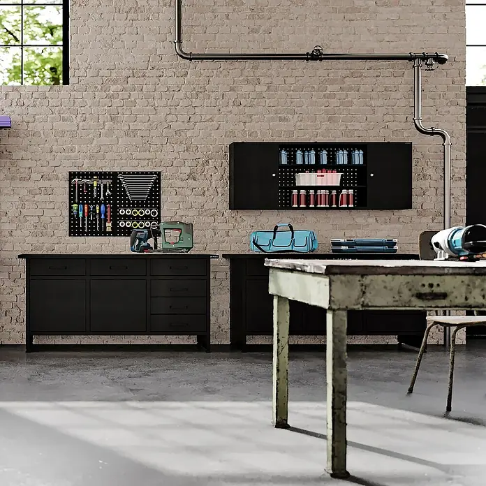 Jan Nowak Hängeschrank Leo - B x T x H: 160 x 20 x 60 cm, Schwarz - Werkstatt-Szene mit Werkbank, Werkzeugwand und Werkzeugschrank. Die robuste Einrichtung bietet Stauraum und Arbeitsfläche für Heimwerkerprojekte.