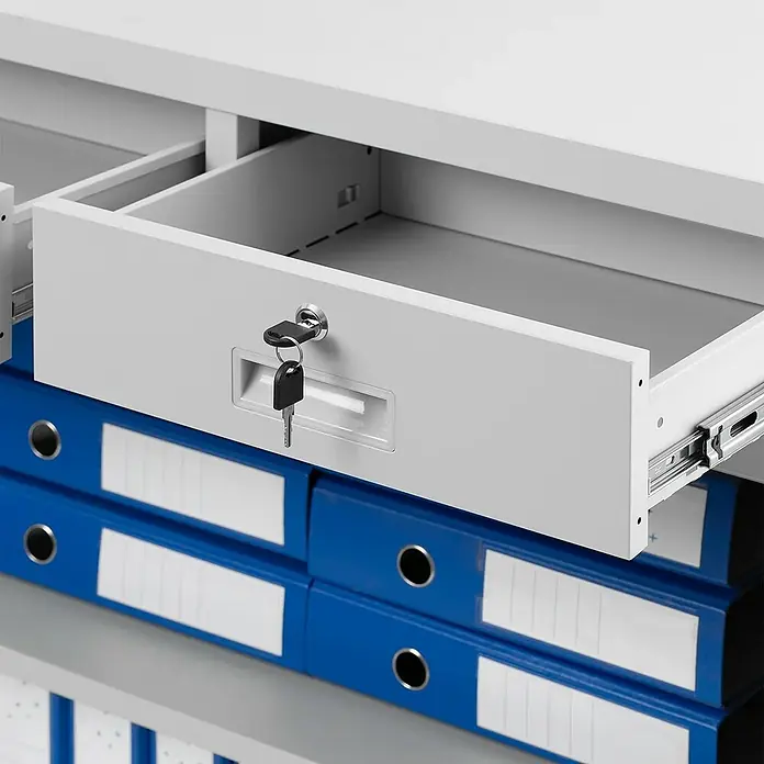 Jan Nowak Aktenschrank Lena - H x B x T: 90 x 90 x 40 cm, Grau - Detailaufnahme eines Büroschranks mit Schublade, Schloss und Schlüssel sowie blauen Aktenordnern.
