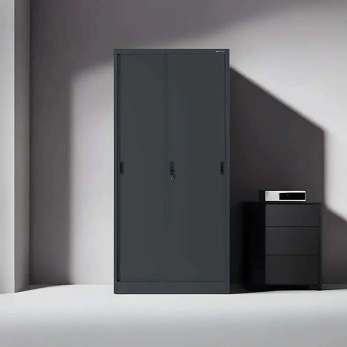 Jan Nowak Aktenschrank Kuba - B x T x H: 90 x 40 x 185 cm, Anthrazit/Nussbaum - Bild eines grauen Büroschranks mit Schiebetüren neben einer Kommode.